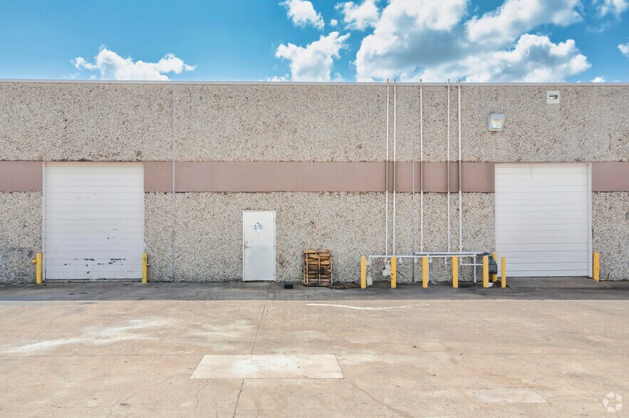 More Photos Of 675 N Glenville Dr, Richardson Distribution For Lease