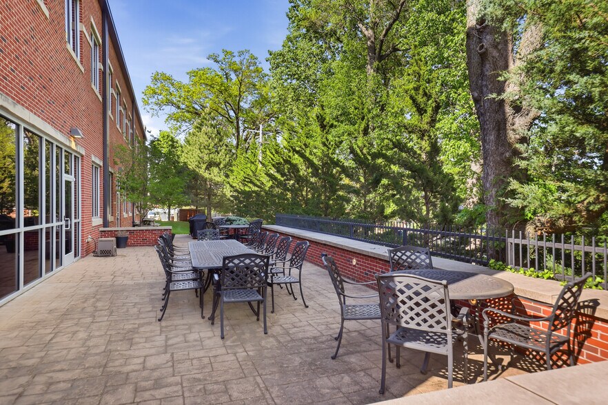 More Photos Of 900 N Rock Hill Rd, Saint Louis Office For Sale