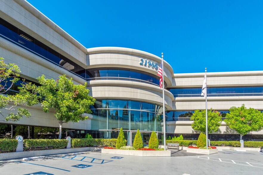 More Photos Of 21900 Burbank, Woodland Hills Office For Sale