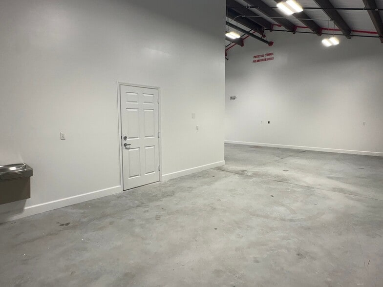 More Photos Of 3801-3815 Oleander Ave, Fort Pierce Warehouse For Lease