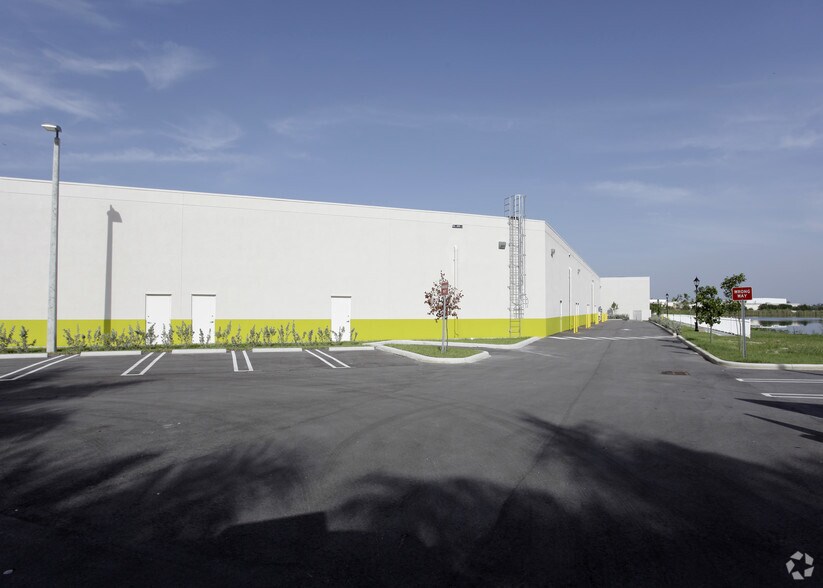 More Photos Of 13115 W Okeechobee Rd, Hialeah Storefront Retail Office For Lease