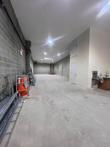 More Photos Of 112 Kingsland Ave, Brooklyn Auto Repair For Lease