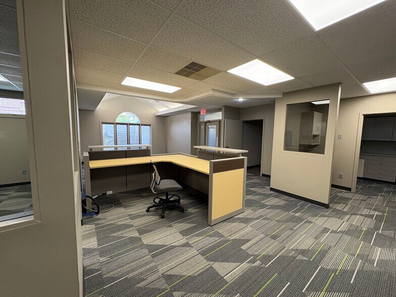 More Photos Of 201 W Broadway Blvd, Johnston City Office For Sale