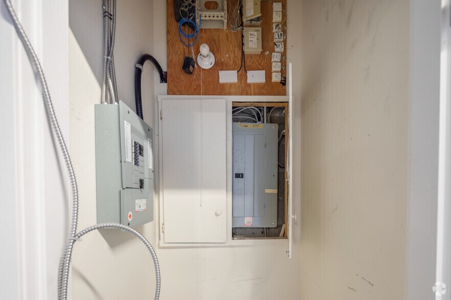 More Photos Of 12 3rd Ave E, Vancouver Warehouse For Lease