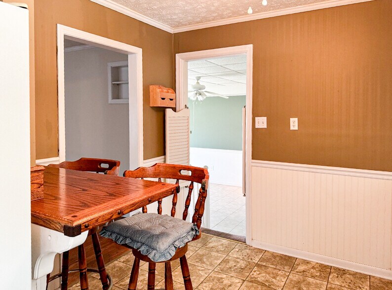 More Photos Of 202 Harold King Dr, Benton Office For Sale
