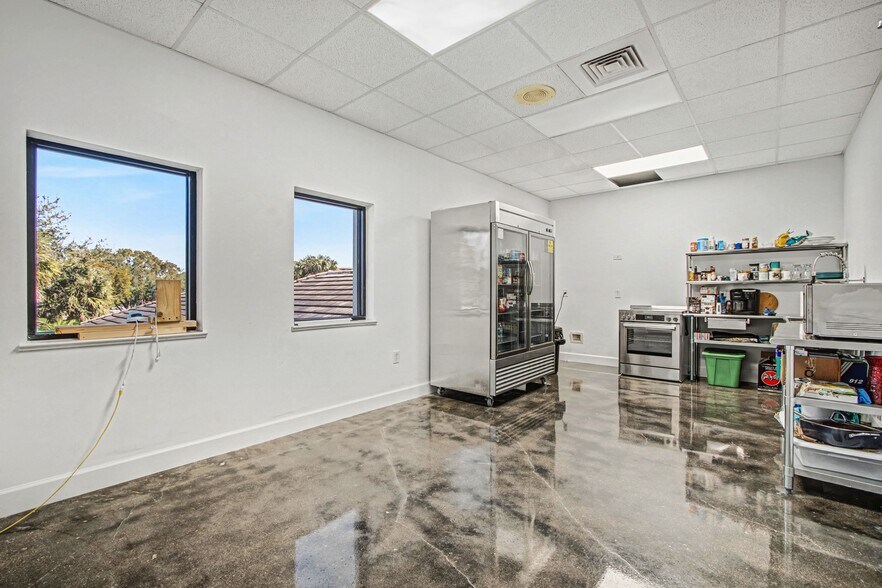 More Photos Of 4025 Radio Rd, Naples Showroom For Sale