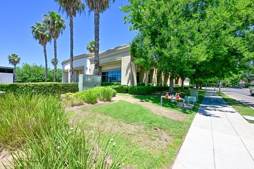 More Photos Of 7055 N Chestnut Ave, Fresno Medical For Sale