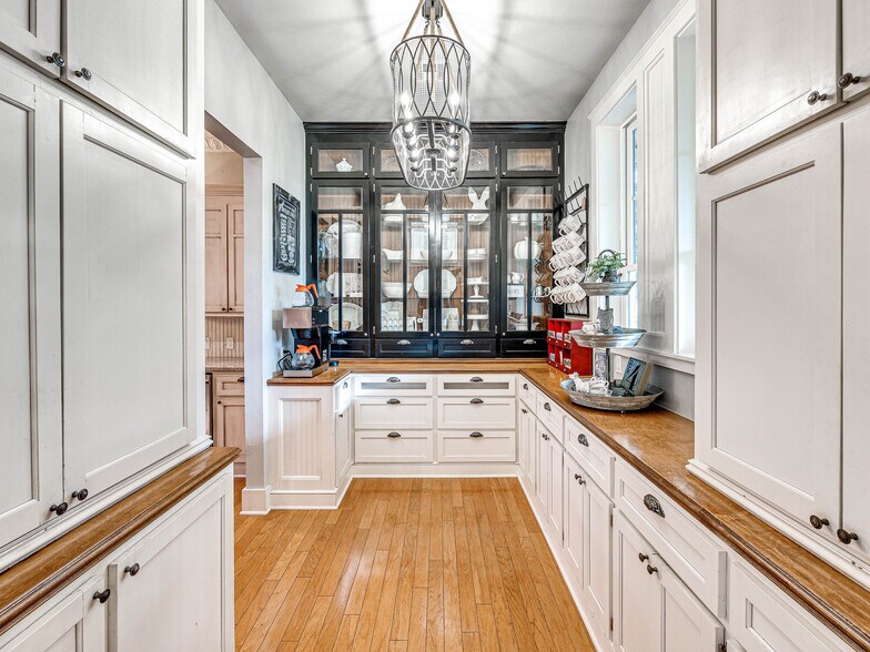 More Photos Of 18509 Brangus Rd, Shawnee Specialty For Sale