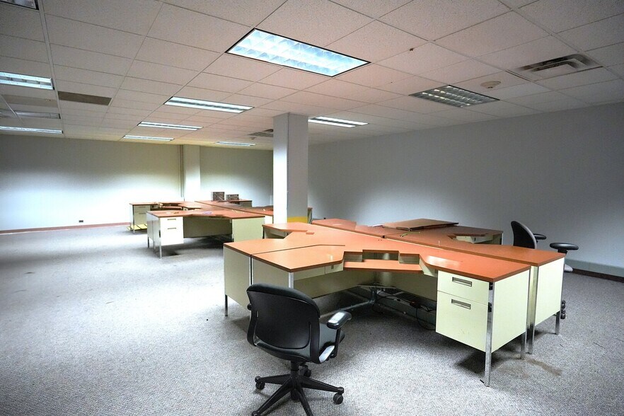 More Photos Of 646 Chicago Rd, Chicago Heights Office For Lease