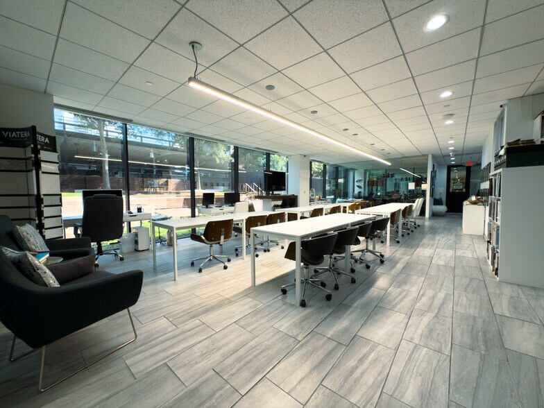 More Photos Of 17 S Briar Hollow Ln, Houston Coworking Space