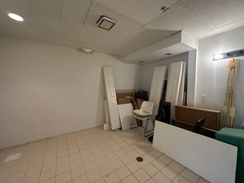 More Photos Of 2028 Hollywood Blvd, Hollywood Storefront Retail Residential For Lease