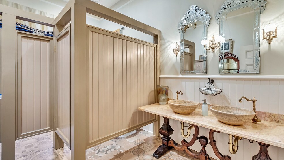 More Photos Of 119 E 37th St, Savannah Restaurant For Sale