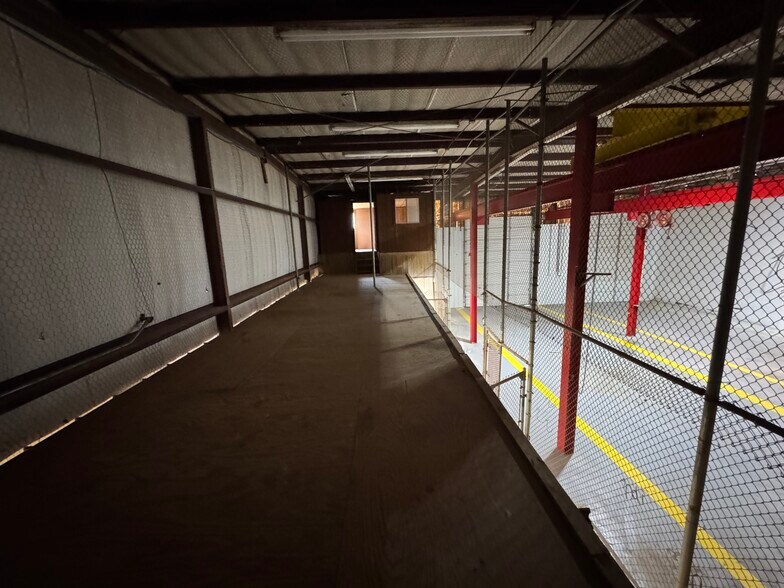 More Photos Of 9182 S US Highway 79, Palestine Service For Lease