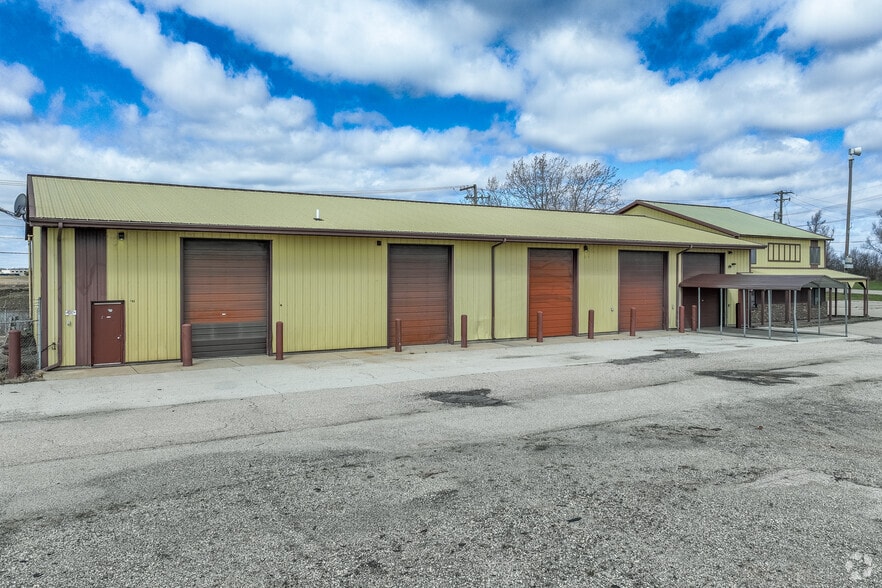More Photos Of 3504 S Virginia, Crystal Lake Truck Terminal For Sale