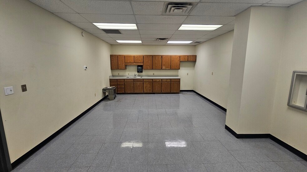 More Photos Of 2701 Southridge Dr, Wichita Falls Distribution For Lease