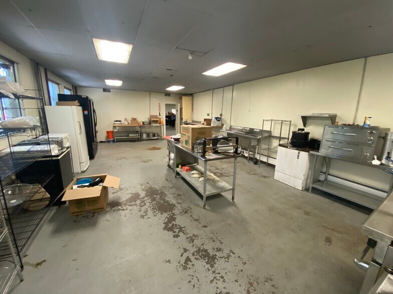 More Photos Of 136 Beattie St, Syracuse Flex For Sale