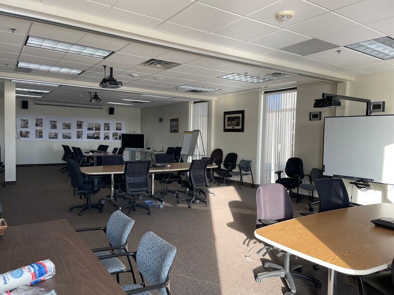 More Photos Of 899 W Highway 96, Shoreview Manufacturing For Lease