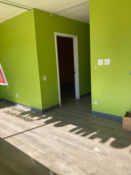 More Photos Of 8515-8519 Manchester Rd, Saint Louis General Retail For Lease