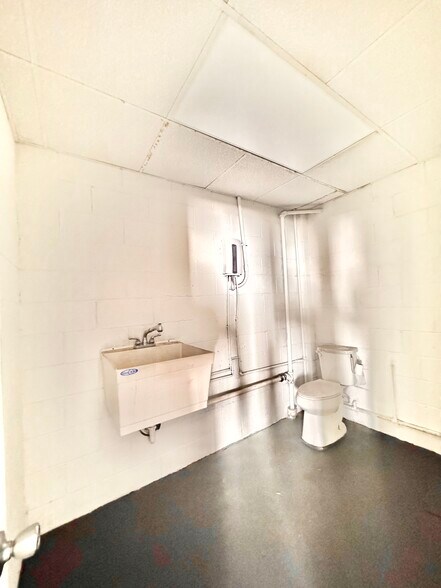 More Photos Of 2043 Minnesota st, Indianapolis Flex For Sale