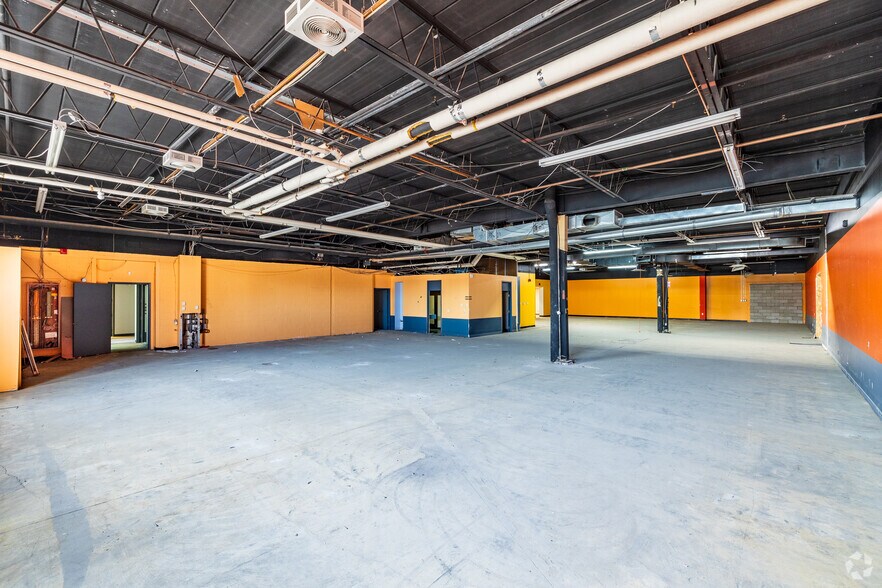 More Photos Of 12300 Boul Albert-Hudon, Montréal Warehouse For Lease