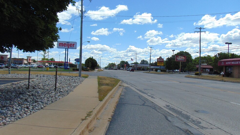 More Photos Of 911 E Pickard St, Mount Pleasant Storefront For Lease