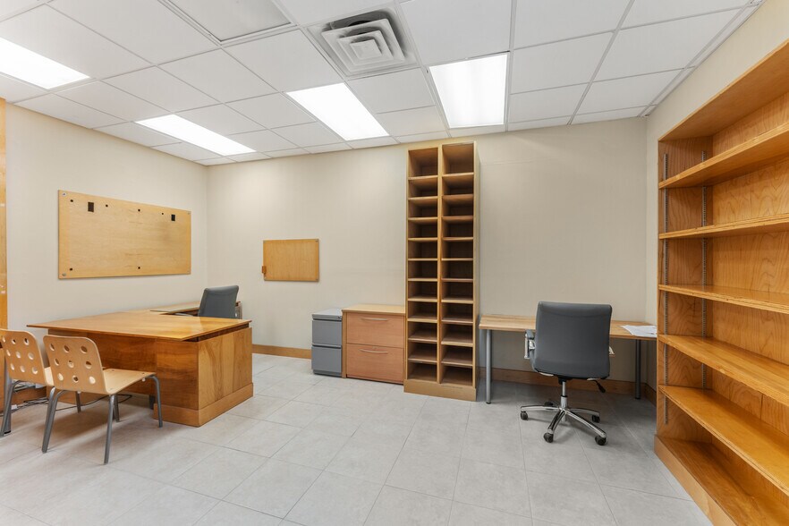 More Photos Of 4451 8th Ave S, Saint Petersburg Manufacturing For Lease