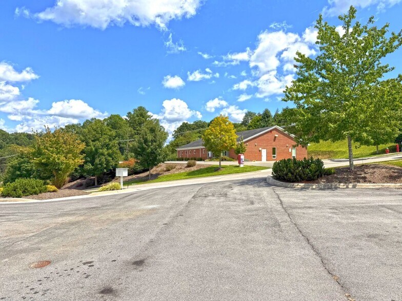 Primary Photo Of 829 Davis St, Blacksburg Medical For Sale
