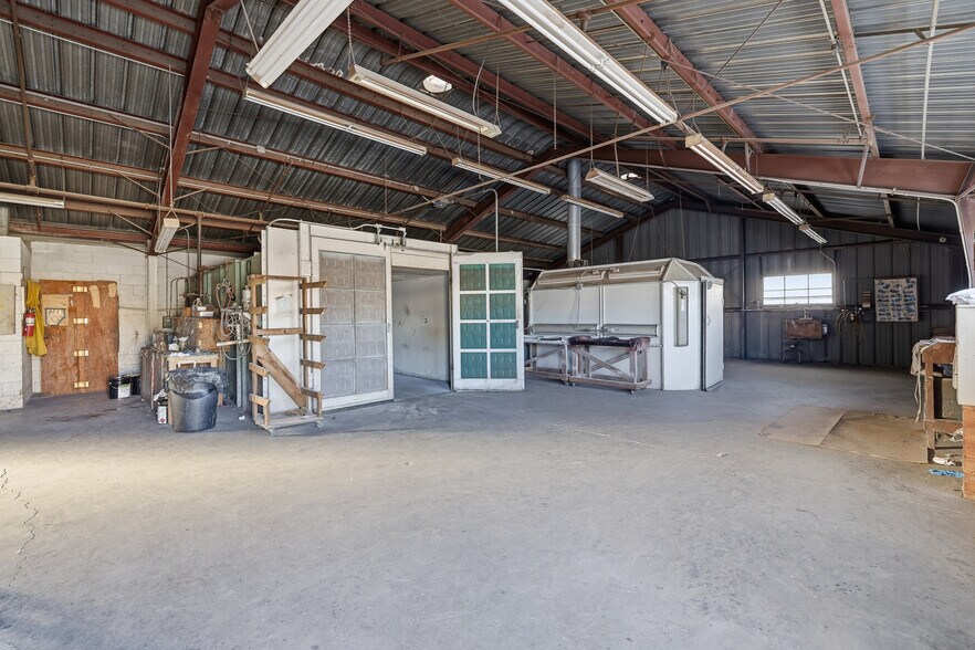 More Photos Of 1705 N Indiana St, Los Angeles Manufacturing For Lease