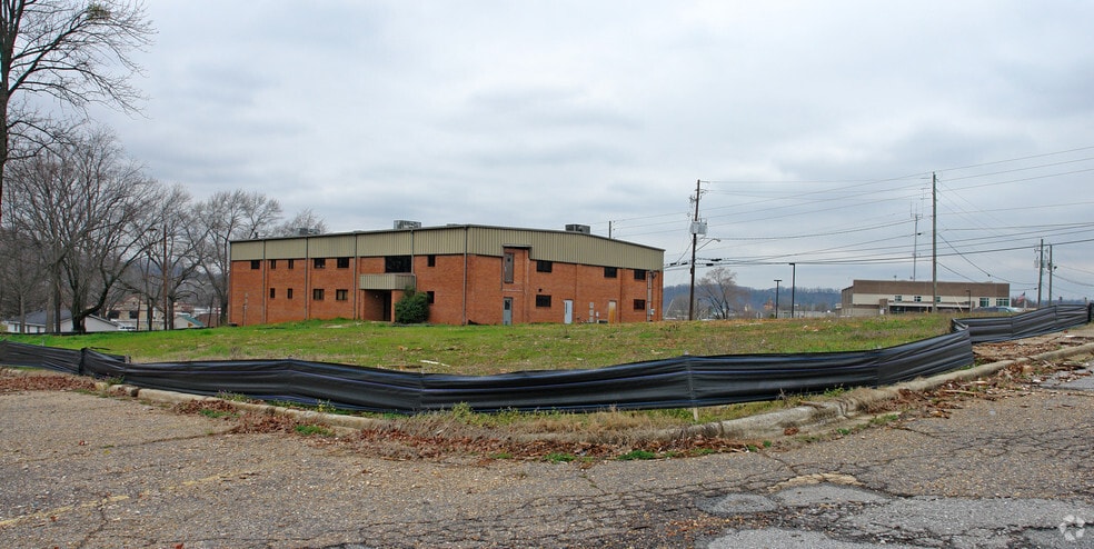 More Photos Of 3190 Pelham Pky, Pelham Warehouse For Lease