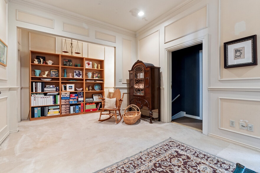 More Photos Of 4819 Broadway St, Addison Office Residential For Lease