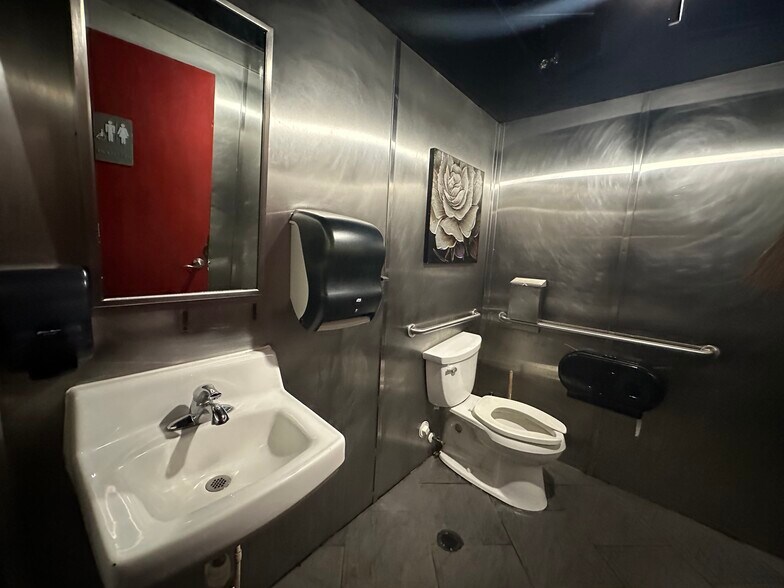 More Photos Of 1810-1818 S Young Cir, Hollywood Restaurant For Lease