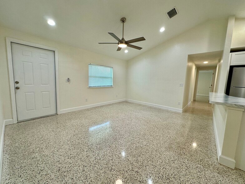 More Photos Of 7316 NE Waldo Rd, Gainesville Office For Lease