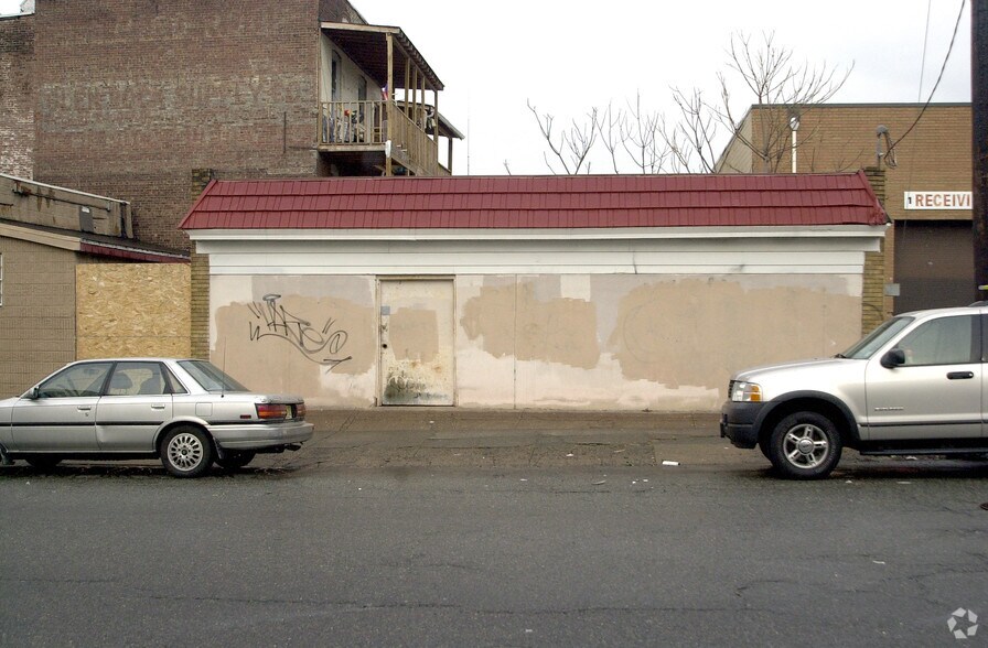 More Photos Of 239 6th Ave, Paterson Warehouse For Lease