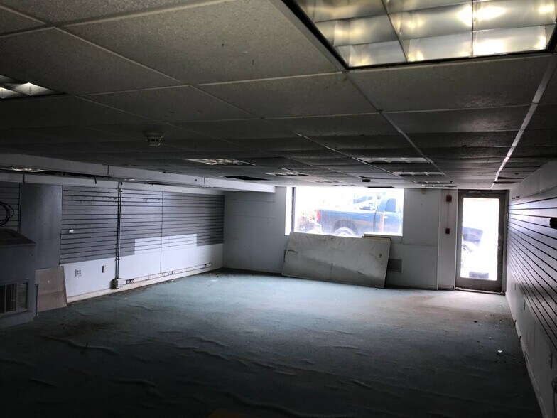 More Photos Of 62 Middlesex Tpke, Burlington Freestanding For Sale