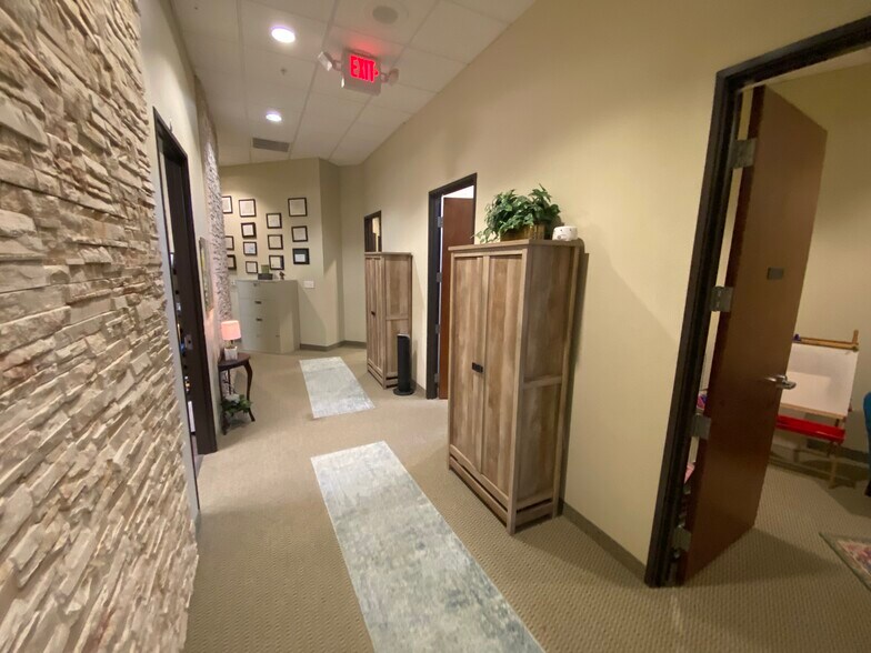 More Photos Of 1100 Parker Sq, Flower Mound Office For Lease