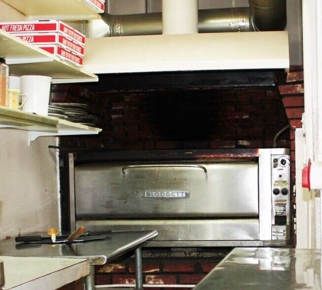 More Photos Of 105 N Main St, Halfway Restaurant For Sale