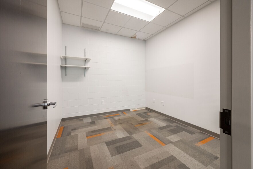 More Photos Of 10 Mile Hill Rd, Newtown Warehouse For Lease