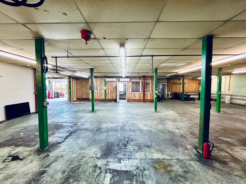 More Photos Of 1049 Tiogue Ave, Coventry Showroom For Lease