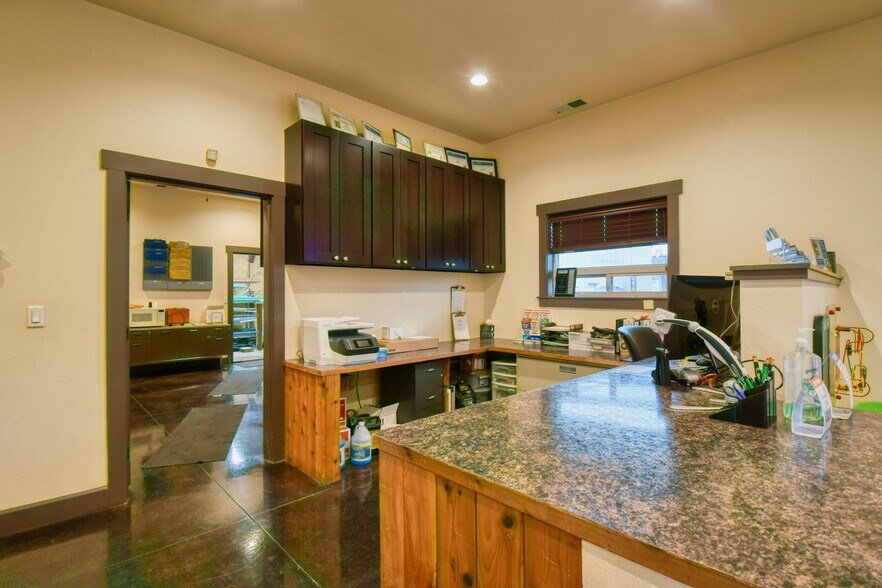 More Photos Of 818 Airport Rd, Pendleton Showroom For Sale