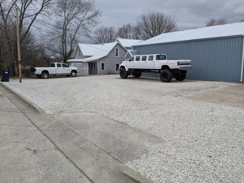 More Photos Of 615 W Benton St, Buffalo Flex For Sale