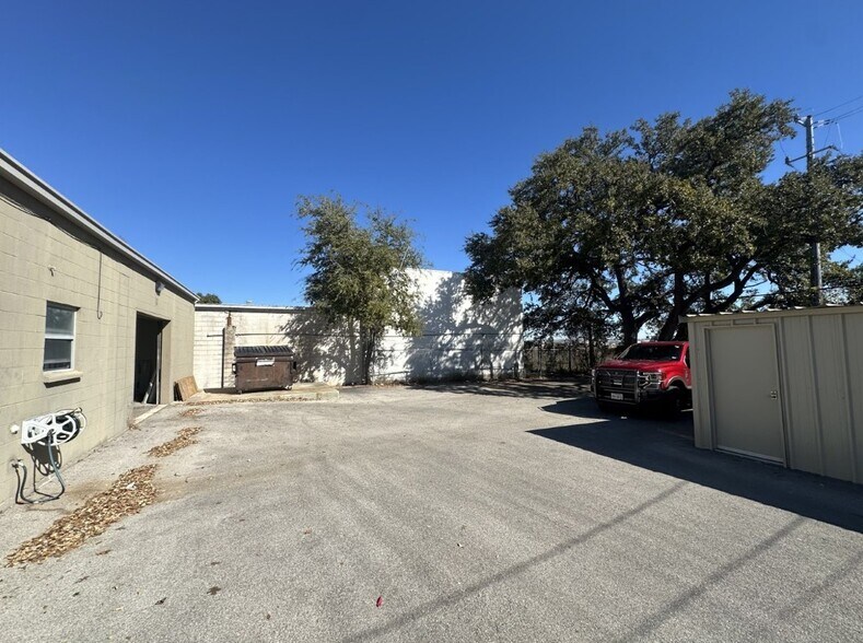 More Photos Of 11720 Warfield St, San Antonio Light Manufacturing For Lease