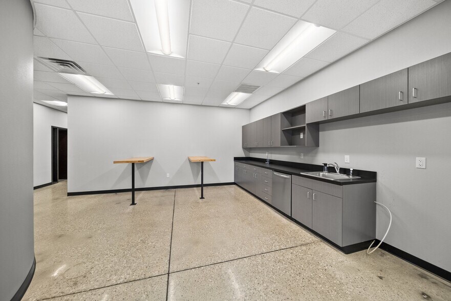 More Photos Of 210 SE 34th St, Bentonville Office For Sale