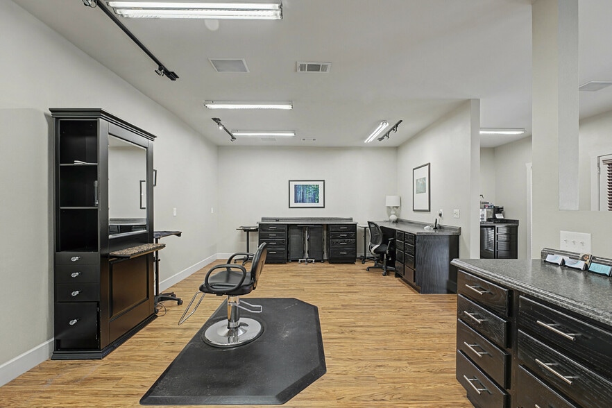 More Photos Of 1133 NW J St, Bentonville Office For Sale