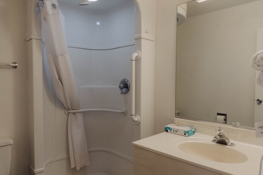 More Photos Of 1600 Cedar St, Raton Hotel For Sale