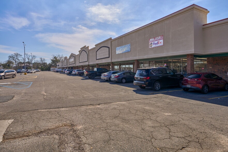 More Photos Of 850 College St, Eastman General Retail For Sale