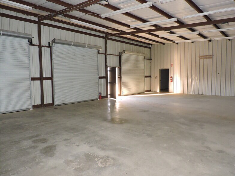 More Photos Of 920 W Mason St, Mabank Manufacturing For Sale