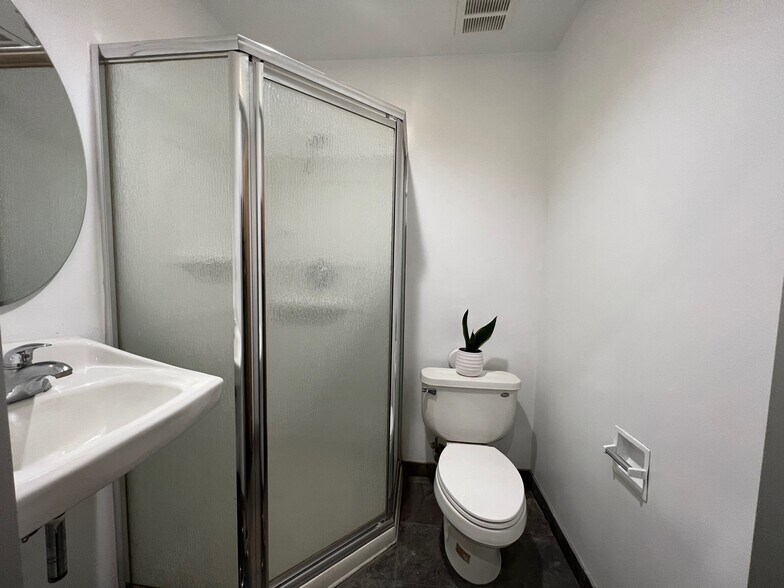 More Photos Of 5721 Cahuenga Blvd, North Hollywood Warehouse For Sale