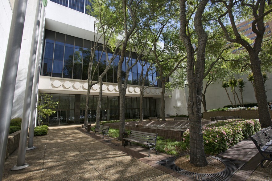 More Photos Of 210 E Capitol St, Jackson Office For Lease