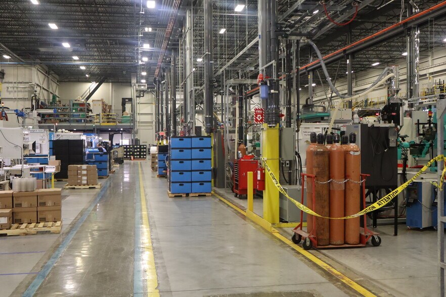 More Photos Of 1620-1630 Boul Dagenais O, Laval Distribution For Lease