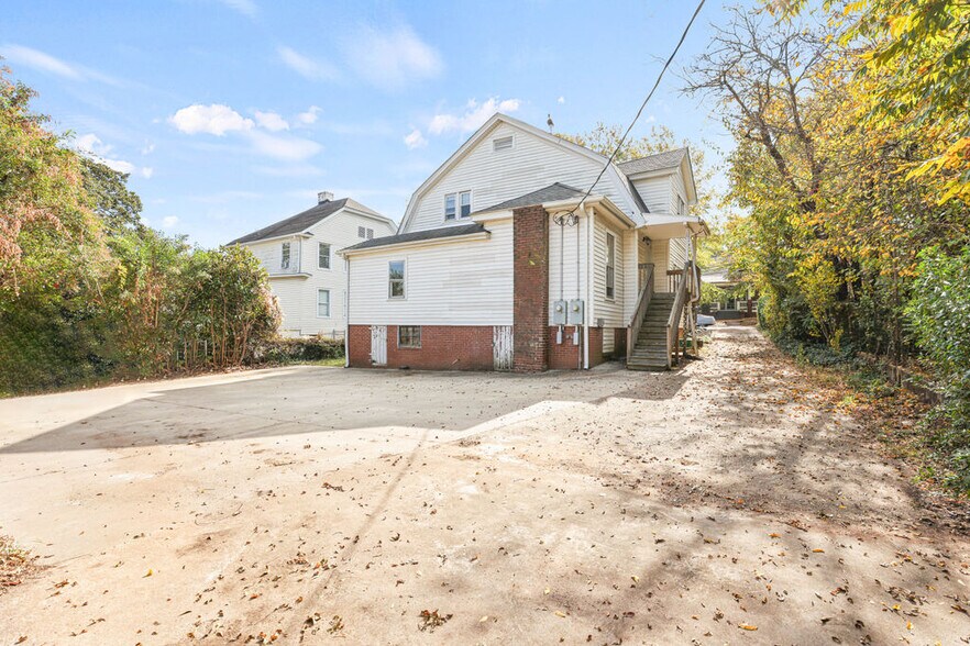 More Photos Of 113 Whitsett St, Greenville Office For Sale